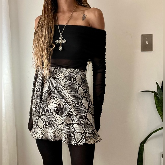 Nasty Gal Collection - Snake Print Ruffle Hem Skirt - Picture 2 of 10